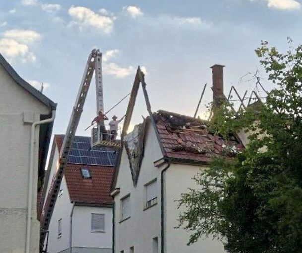 Um Straße und Nachbargebäude zu sichern, machten sich Feuerwehrleute und Mitarbeiter einer örtlichen Zimmerei am Donnerstagabend ans Werk.