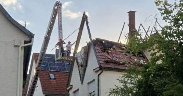 Um Straße und Nachbargebäude zu sichern, machten sich Feuerwehrleute und Mitarbeiter einer örtlichen Zimmerei am Donnerstagabend ans Werk.