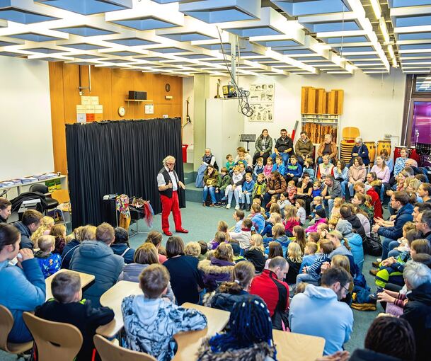 Zauberer Radschi zeigt seine Künste: Großes Interesse bestand beim Tag der offenen Tür zum 50-jährigen Jubiläum der Stadtbücherei im vergangenen November.