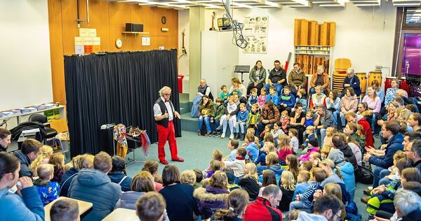 Zauberer Radschi zeigt seine Künste: Großes Interesse bestand beim Tag der offenen Tür zum 50-jährigen Jubiläum der Stadtbücherei im vergangenen November.