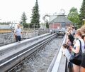 Klärwärter Markus Pleschke führt die Besucher über das Gelände der Gemmrigheimer Kläranlage.