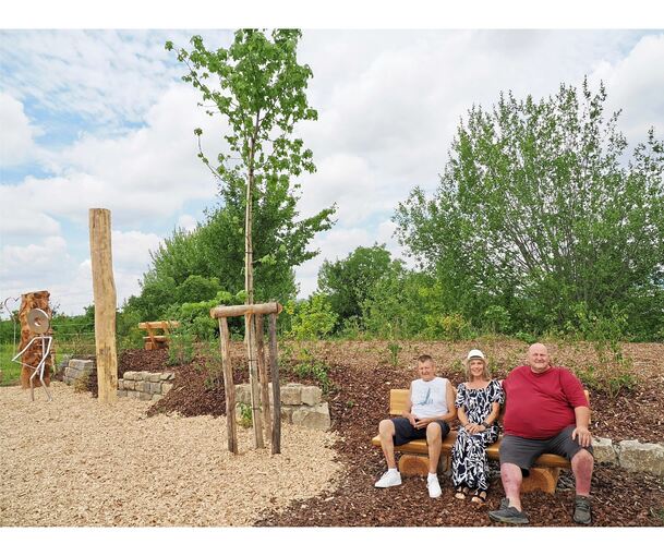 Vor allem für die ältere Generation hat Detlef Svoboda (rechts) hier zwei Sitzbänke aus massivem Holz nahe seines Hauses aufgestellt. Regina und Erwin Canz schauen regelmäßig hier vorbei.