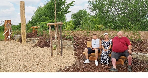 Vor allem für die ältere Generation hat Detlef Svoboda (rechts) hier zwei Sitzbänke aus massivem Holz nahe seines Hauses aufgestellt. Regina und Erwin Canz schauen regelmäßig hier vorbei.