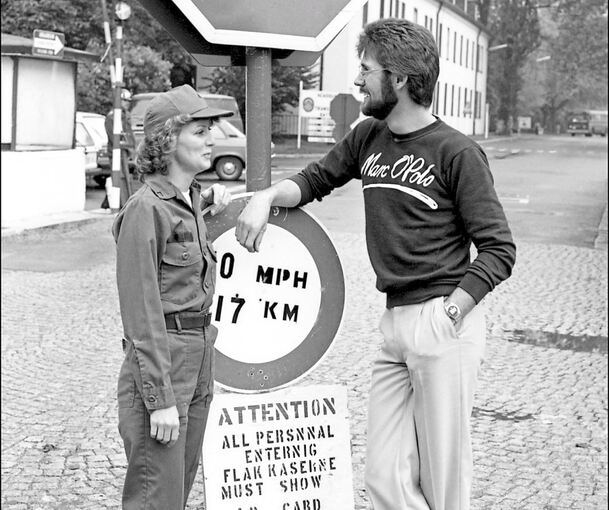 Flirt am Kasernentor. Dieses Foto symbolisiert die Beziehungen zwischen den stationierten Soldatinnen und Soldaten aus den USA und Deutschen.