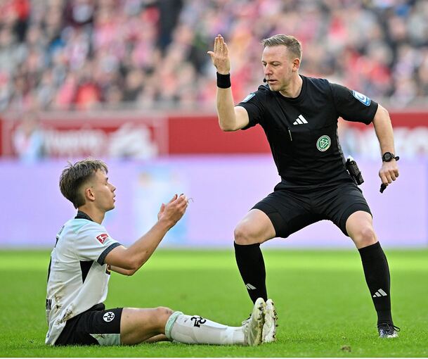 Seiten gewechselt: Schiedsrichter Lars Erbst fällt nicht auf Einlagen wie von Naatan Skyttä vom 1. FC Kaiserslautern rein.