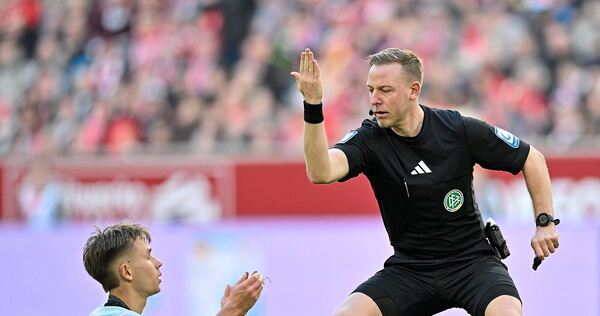 Seiten gewechselt: Schiedsrichter Lars Erbst fällt nicht auf Einlagen wie von Naatan Skyttä vom 1. FC Kaiserslautern rein. Foto: Seiten gewechselt: Schiedsrichter Lars Erbst fällt nicht auf Einlagen wie von Naatan Skyttä vom 1. FC Kaiserslautern rein.