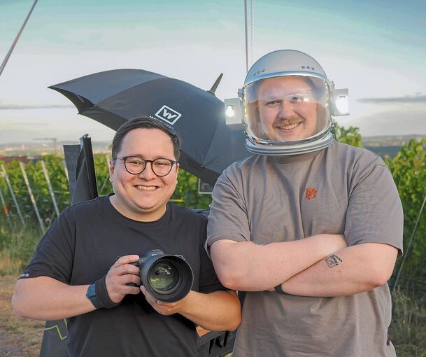 Fotograf Michael Bleeser und sein Astronaut Jonas Ertle.