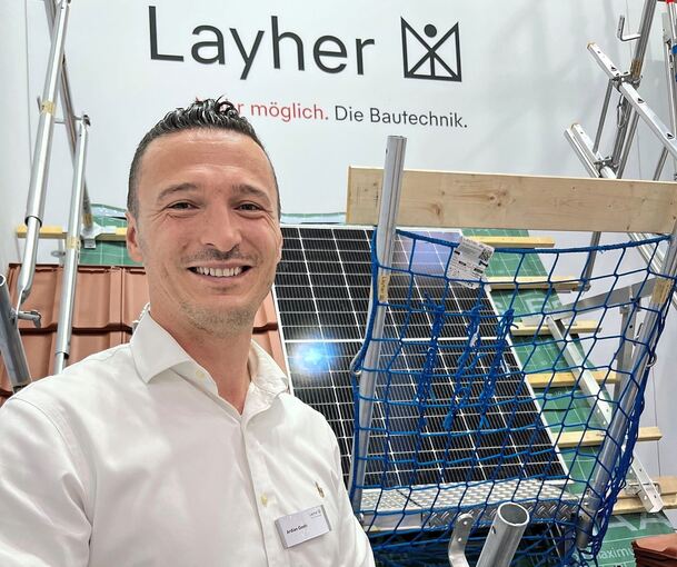 Ardian Gashi von Layher, Hersteller für Gerüstsysteme, präsentiert Produkte, die der Absturzsicherung von Solarmodulen dienen.
