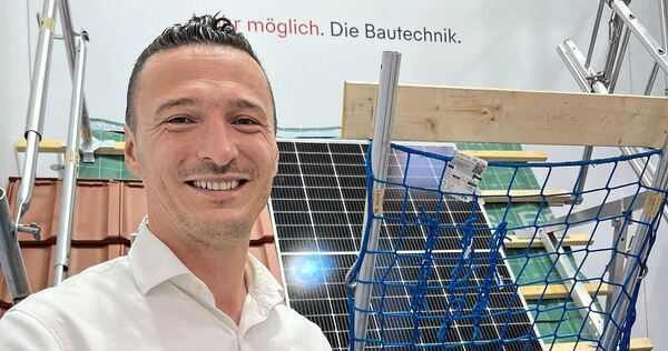 Ardian Gashi von Layher, Hersteller für Gerüstsysteme, präsentiert Produkte, die der Absturzsicherung von Solarmodulen dienen. Ardian Gashi von Layher, Hersteller für Gerüstsysteme, präsentiert Produkte, die der Absturzsicherung von Solarmodulen dienen.