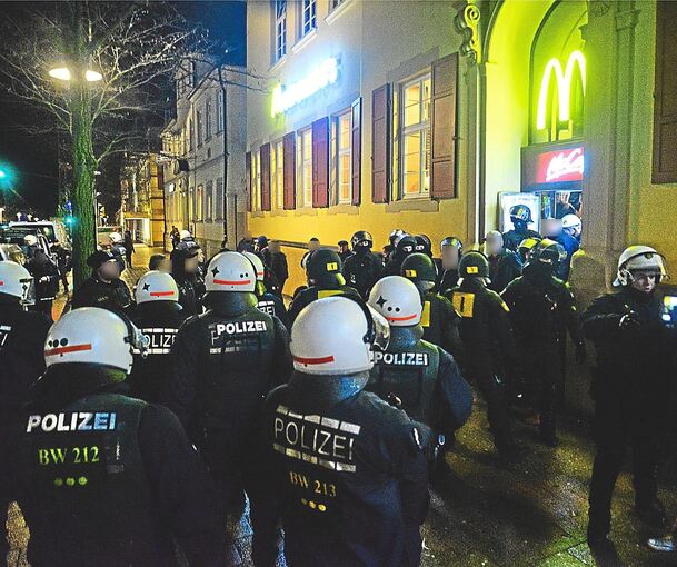 Im März 2015 war es in der Ludwigsburger Innenstadt zu einer größeren Machtdemonstration in der Auseinandersetzung von Anhängern der „Red Legion“ mit den „United Tribunes“ gekommen.