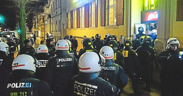 Im März 2015 war es in der Ludwigsburger Innenstadt zu einer größeren Machtdemonstration in der Auseinandersetzung von Anhängern der „Red Legion“ mit den „United Tribunes“ gekommen.