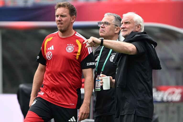 Rudi Völler (r.)