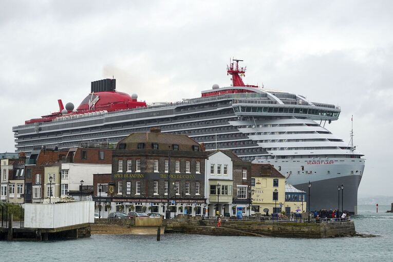 Kreuzfahrtschiff «Scarlet Lady» Kreuzfahrtschiff «Scarlet Lady»