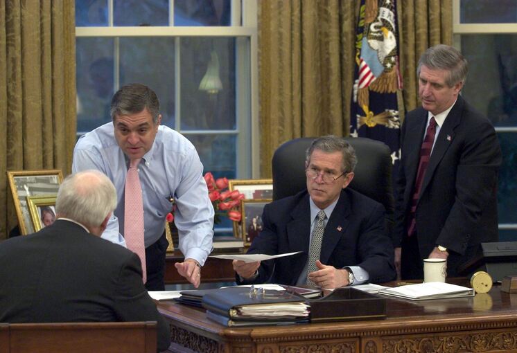 US-Präsident Bush mit Beratern