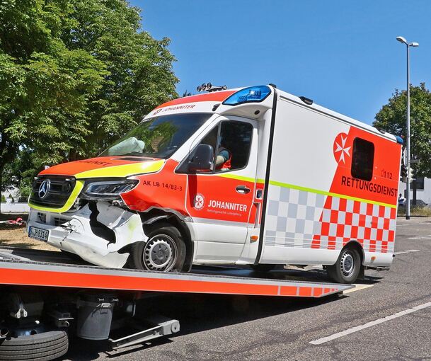 Der Rettungswagen musste abgeschleppt werden. Der Rettungswagen musste abgeschleppt werden.