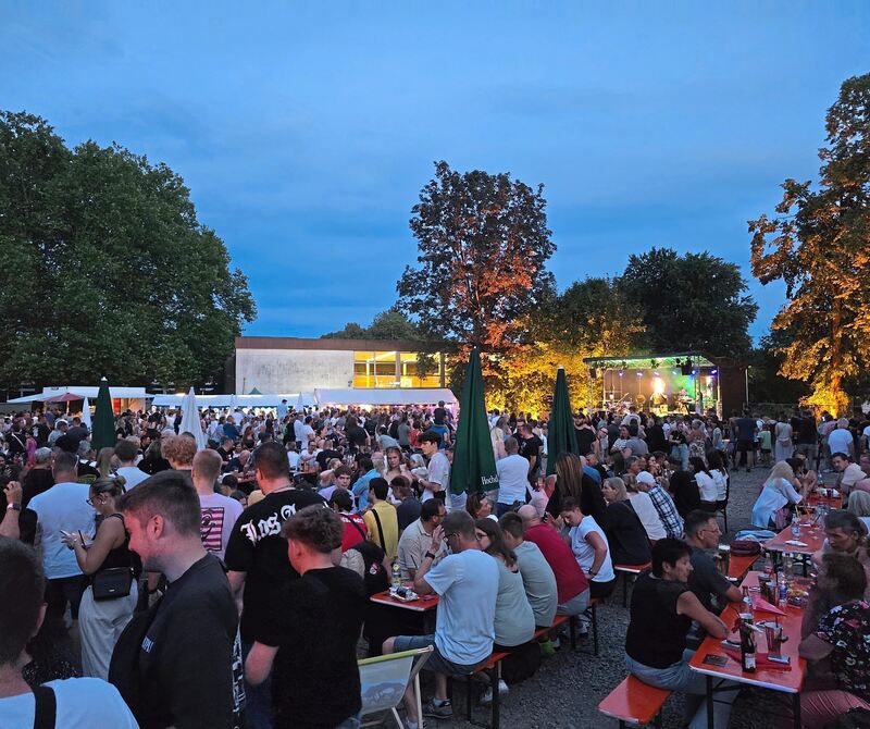 Auch am Abend war das Fest noch sehr gut besucht.