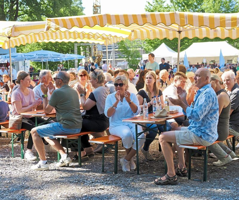 Zahlreiche Besucher hatten schon tagsüber auf den Bänken Platz genommen.