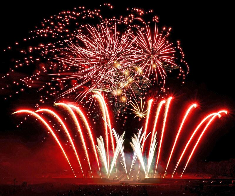Ein Augenschmaus: Das Musikfeuerwerk im Südgarten des Blühenden Barocks zieht viele Besucher an. Einige dürften es allerdings we Ein Augenschmaus: Das Musikfeuerwerk im Südgarten des Blühenden Barocks zieht viele Besucher an. Einige dürften es allerdings weniger gut in Erinnerung haben. Herabfallende Glutpartikel beschädigten Kleidung und eine Picknickdecke.