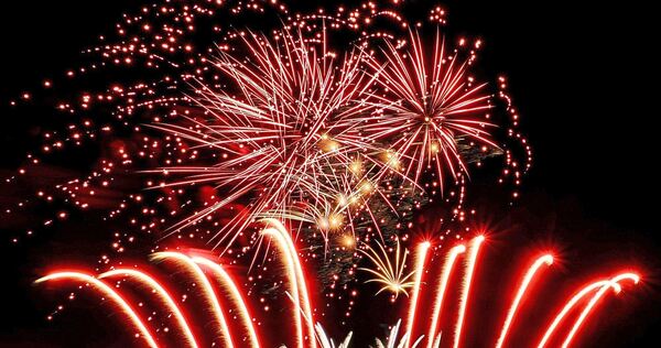Ein Augenschmaus: Das Musikfeuerwerk im Südgarten des Blühenden Barocks zieht viele Besucher an. Einige dürften es allerdings we Ein Augenschmaus: Das Musikfeuerwerk im Südgarten des Blühenden Barocks zieht viele Besucher an. Einige dürften es allerdings weniger gut in Erinnerung haben. Herabfallende Glutpartikel beschädigten Kleidung und eine Picknickdecke.