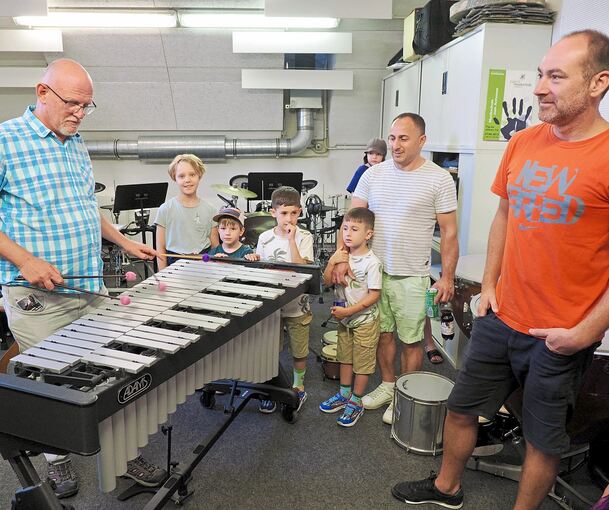 Achim Sommer zeigt, welche Töne man diesem Instrument entlocken kann.
