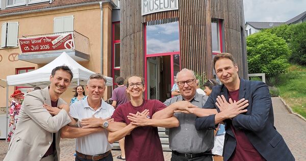 Verschlungen wie die Ärmchen der Brezel: Arlend Huober, Bürgermeister Marcus Kohler, Museumsleiterin Sonja Hart, Kurator Frank Lang und Johannes Huober (von links).