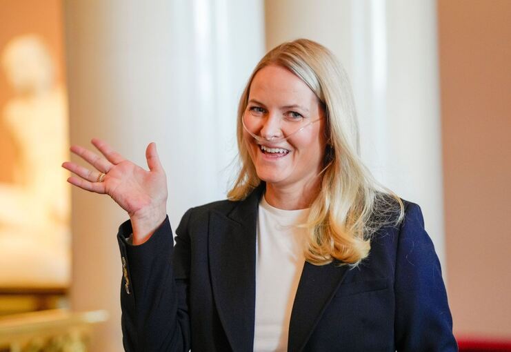 Mette-Marit mit Sauerstoffgerät bei offiziellem Termin Mette-Marit mit Sauerstoffgerät bei offiziellem Termin