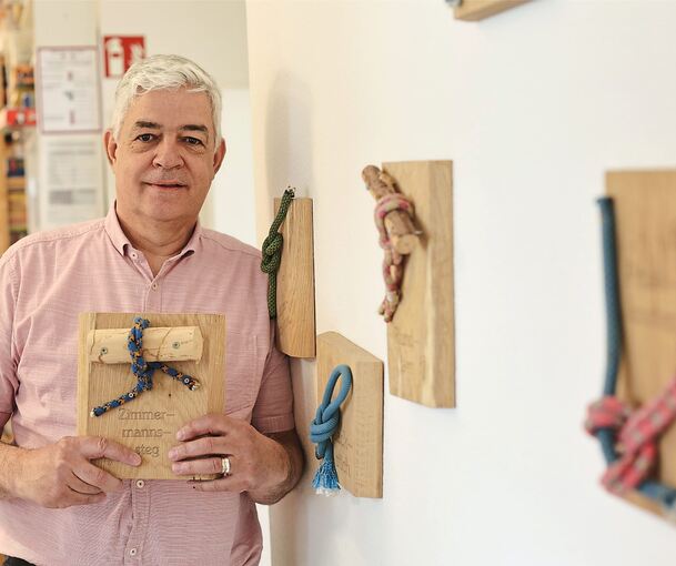 Markus Heiß im Büro des EJW Besigheim: Die Knoten sind Erinnerungsstücke von den Zeltlagern des Jugendwerks.