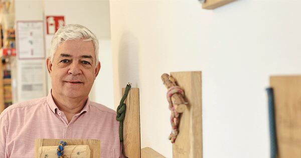 Markus Heiß im Büro des EJW Besigheim: Die Knoten sind Erinnerungsstücke von den Zeltlagern des Jugendwerks.