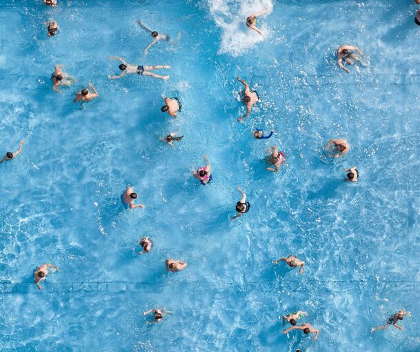 Wer erst am Abend ins Wasser springt, kann einige Euro sparen.