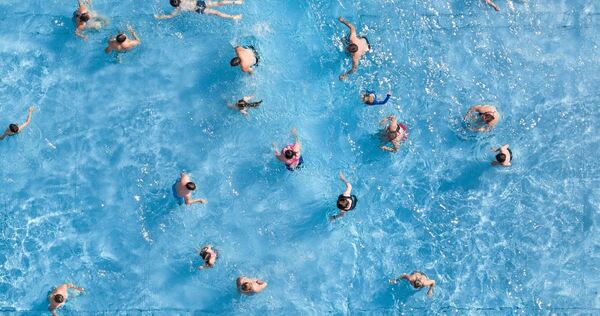 Wer erst am Abend ins Wasser springt, kann einige Euro sparen.