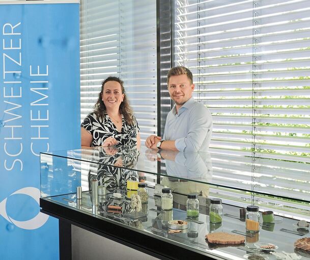 Marie-Louise Morkos und Johannes Puy im Foyer des Freiberger Firmensitzes.