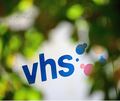 Volkshochschulen gelten als wertvoll, aber auch etwas verstaubt: Der Sparkurs der Kommunen ist auch bei ihnen angekommen.