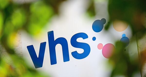 Volkshochschulen gelten als wertvoll, aber auch etwas verstaubt: Der Sparkurs der Kommunen ist auch bei ihnen angekommen.