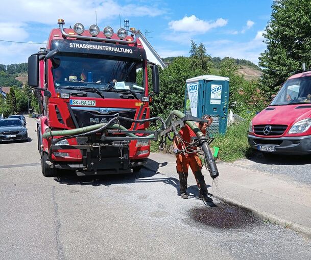 Mithilfe des sogenannten Blow-Patchers lässt das städtische Tiefbauamt derzeit zahlreiche Straßen im Stadtgebiet reparieren. Mithilfe des sogenannten Blow-Patchers lässt das städtische Tiefbauamt derzeit zahlreiche Straßen im Stadtgebiet reparieren.