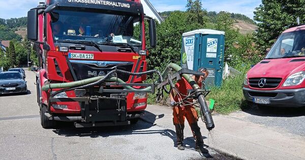 Mithilfe des sogenannten Blow-Patchers lässt das städtische Tiefbauamt derzeit zahlreiche Straßen im Stadtgebiet reparieren.
