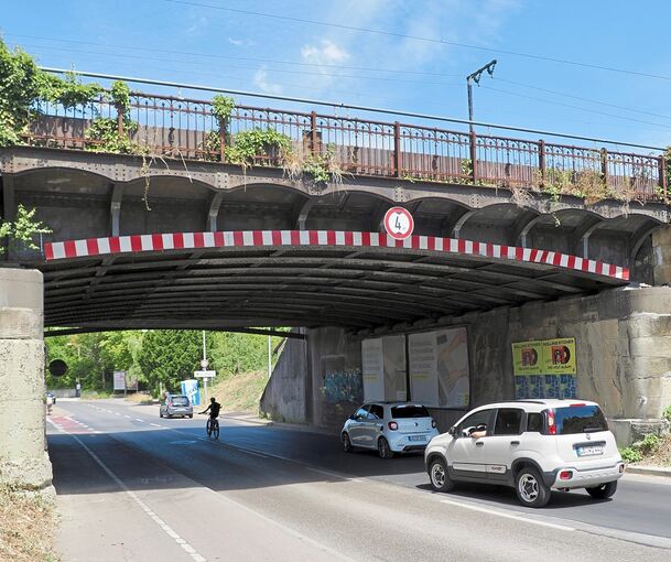 Die Bahnbrücke ist marode. Diesen Sommer wird eine Hilfsbrücke über die August-Bebel-Straße gebaut.