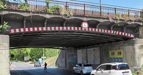 Die Bahnbrücke ist marode. Diesen Sommer wird eine Hilfsbrücke über die August-Bebel-Straße gebaut.