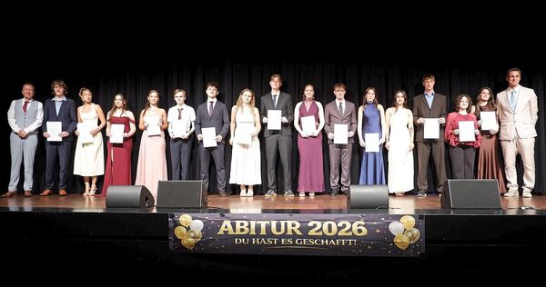 Schulleiter Steffen Benz (links) und Abteilungsleiter Frank Ziegner (rechts) mit den Ausgezeichneten des Abiturjahrgangs 2026 der Robert-Franck-Schule.