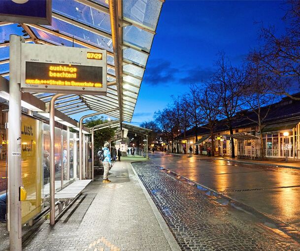 Nichts los am ZOB in Ludwigsburg: Das ist eigentlich nur an Streiktagen der Fall. Aktuell bringen die hohen Dieselpreise Busunternehmen in Bedrängnis.
