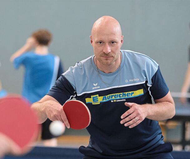 Oliver Herbrik beim Tischtennis: Für ältere Spieler wird die Rückhand wichtiger.