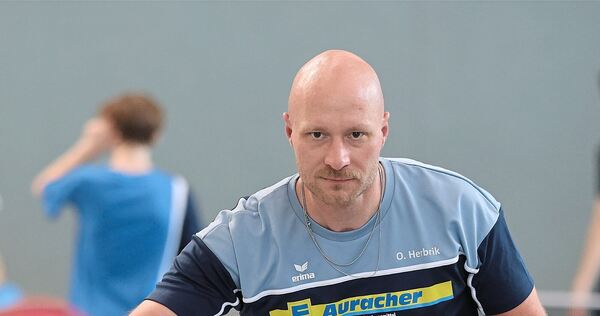 Oliver Herbrik beim Tischtennis: Für ältere Spieler wird die Rückhand wichtiger. Oliver Herbrik beim Tischtennis: Für ältere Spieler wird die Rückhand wichtiger.