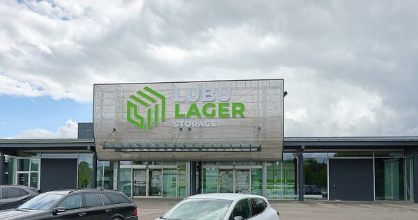 Kaum zu übersehen: Lubu Lager in Pflugfelden. Kaum zu übersehen: Lubu Lager in Pflugfelden.