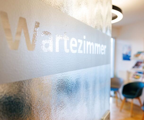 Blick ins Wartezimmer: Sollten die neuen Regeln zur Krankschreibung umgesetzt werden, könnte es hier richtig voll werden.