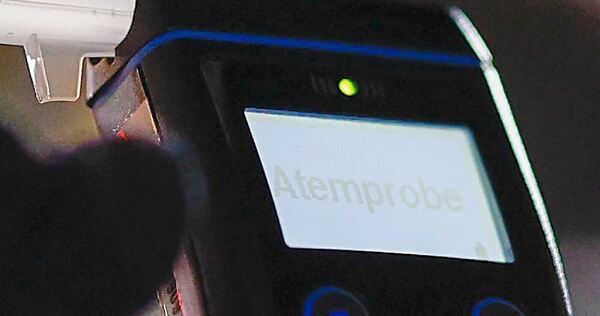 Nach einem Atemalkoholtest wird dem 21-Jährigen der Führerschein entzogen. Nach einem Atemalkoholtest wird dem 21-Jährigen der Führerschein entzogen.