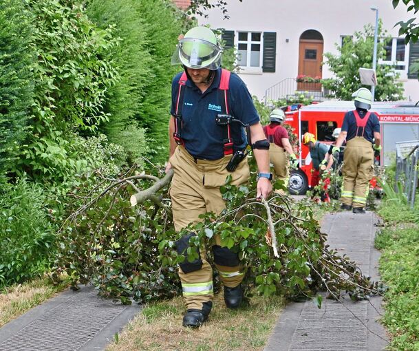 Die Feuerwehr machte den einzigen Zugang zu den Wohngebäuden frei.
