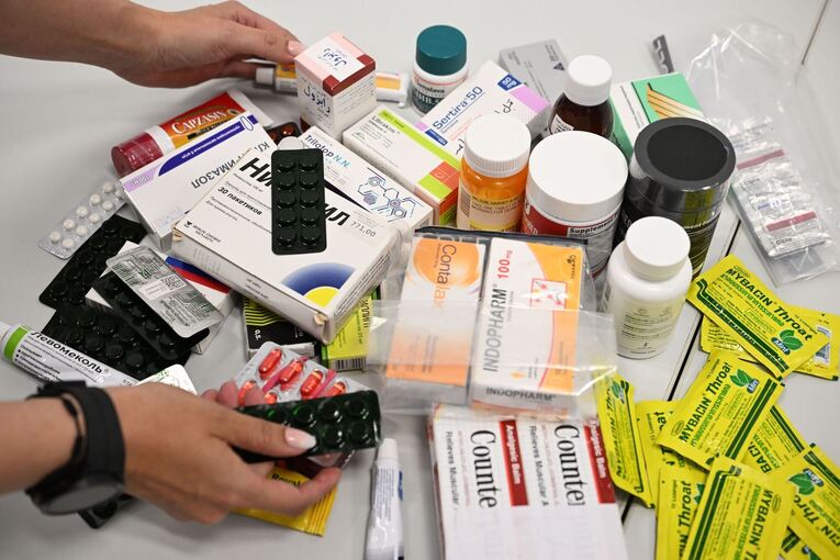 Zoll-Überprüfung von Arzneimitteln auf illegale Substanzen