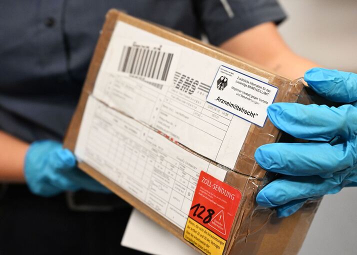 Zoll-Überprüfung von Arzneimitteln auf illegale Substanzen