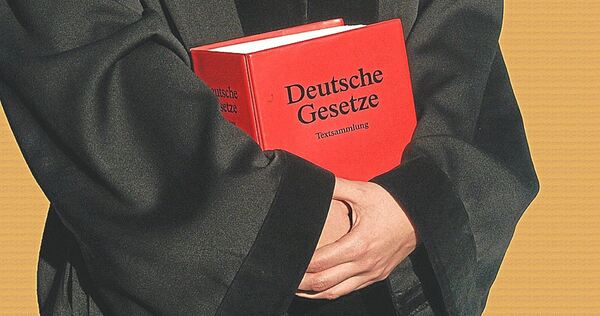 Vor der 15. Wirtschaftsstrafkammer haben der Staatsanwalt und der kurz zuvor gekündigte Anwalt der Angeklagten ihre Plädoyers gehalten.