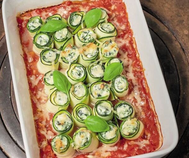 Nicht nur lecker, sondern auch hübsch anzuschauen: Zucchiniröllchen mit Spinat-Ricotta-Füllung.