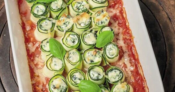 Nicht nur lecker, sondern auch hübsch anzuschauen: Zucchiniröllchen mit Spinat-Ricotta-Füllung.